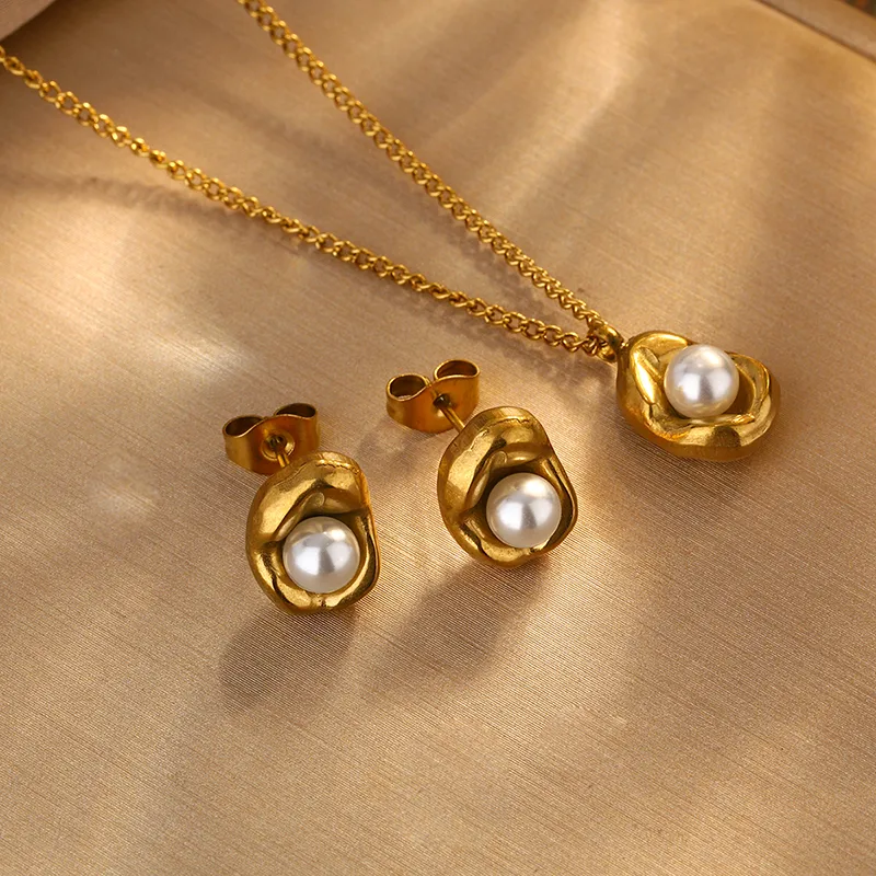 Golden Aura Pearl Necklace & Stud Set