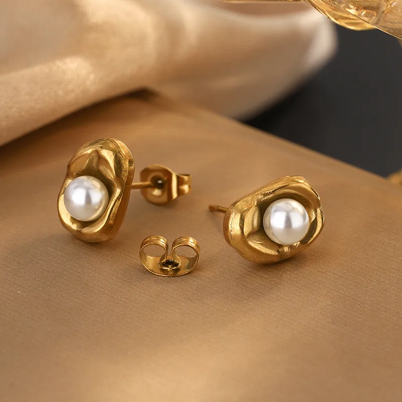 Golden Aura Pearl Necklace & Stud Set